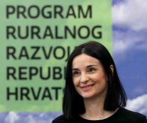 Zagreb, 13.04.2022. - Ministrica poljoprivrede Marija Vuèkoviæ uruèila je nove ugovore o potpori iz Programa ruralnog razvoja korisnicima. Na fotografiji Antun Vujiæ, Alen Prelec, Marija Vuèkoviæ. foto HINA/ Lana SLIVAR DOMINIÆ/ lsd