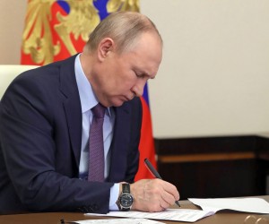 epa09889840 Russian President Vladimir Putin chairs a meeting on the situation in the oil and gas sector via a videoconference at the Novo-Ogaryovo state residence outside Moscow, Russia, 14 April 2022.  EPA/MIKHAIL KLIMENTYEV / KREMLIN POOL / SPUTNIK / POOL MANDATORY CREDIT