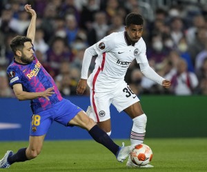 epa09890458 Eintracht's Ansgar Knauff (R) in action against FC Barcelona´s Jordi Alba (L) during the UEFA Europa League quarter final, second leg soccer match between FC Barcelona and Eintracht Frankfurt in Barcelona, Spain, 14 April 2022.  EPA/Alejandro Garcia