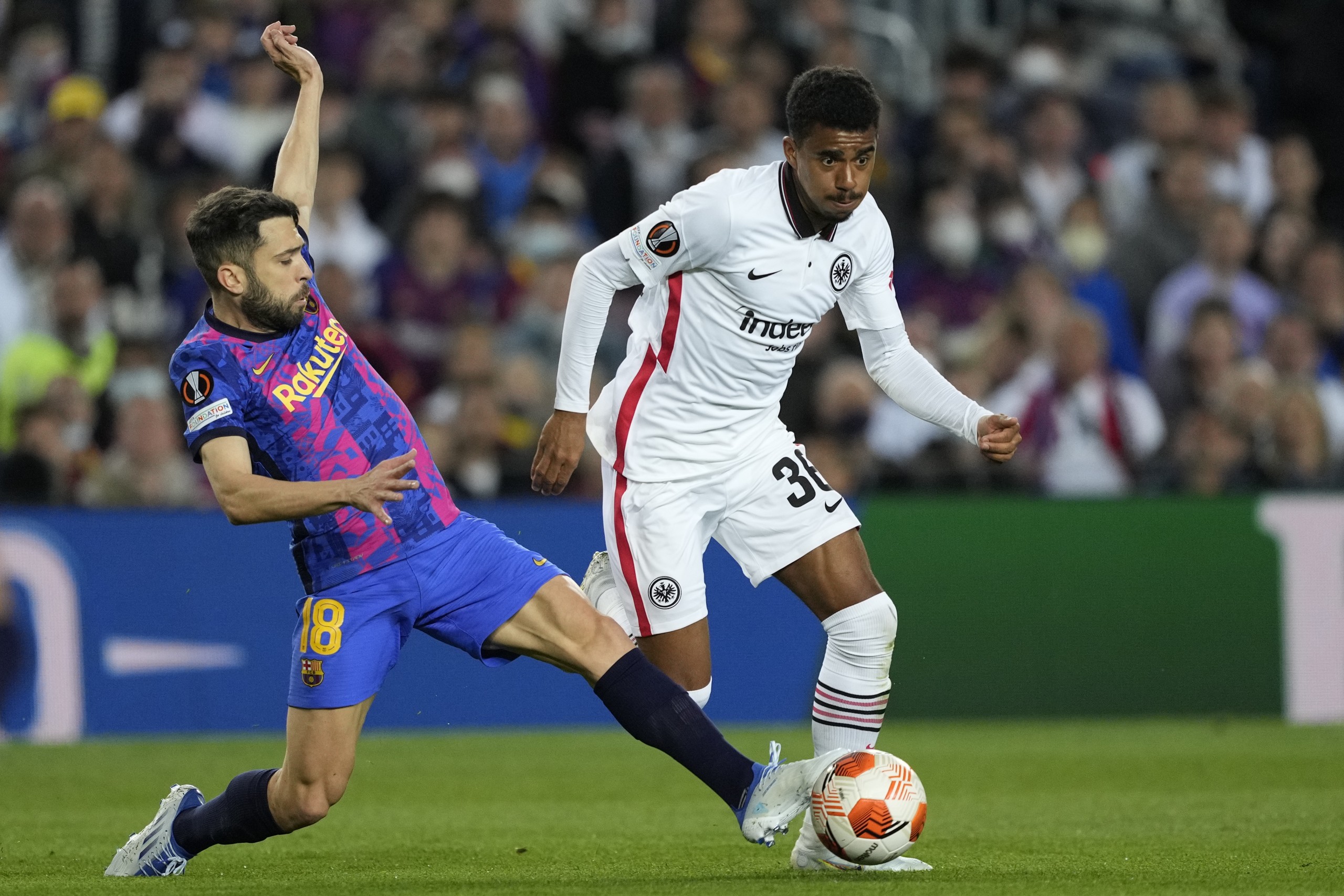 epa09890458 Eintracht's Ansgar Knauff (R) in action against FC Barcelona´s Jordi Alba (L) during the UEFA Europa League quarter final, second leg soccer match between FC Barcelona and Eintracht Frankfurt in Barcelona, Spain, 14 April 2022.  EPA/Alejandro Garcia