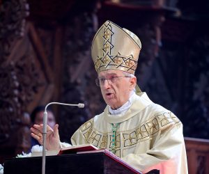 Zadar, 17.04.2022. - Na svetkovinu Uskrsa, zadarski nadbiskup Želimir Puljić u katedrali sv. Stošije u Zadru predvodio je svečano misno slavlje kada je podijelio papinski blagoslov s potpunim oprostom. Na fotografiji Želimir Puljić.
foto HINA/ Zvonko KUCELIN/ ml