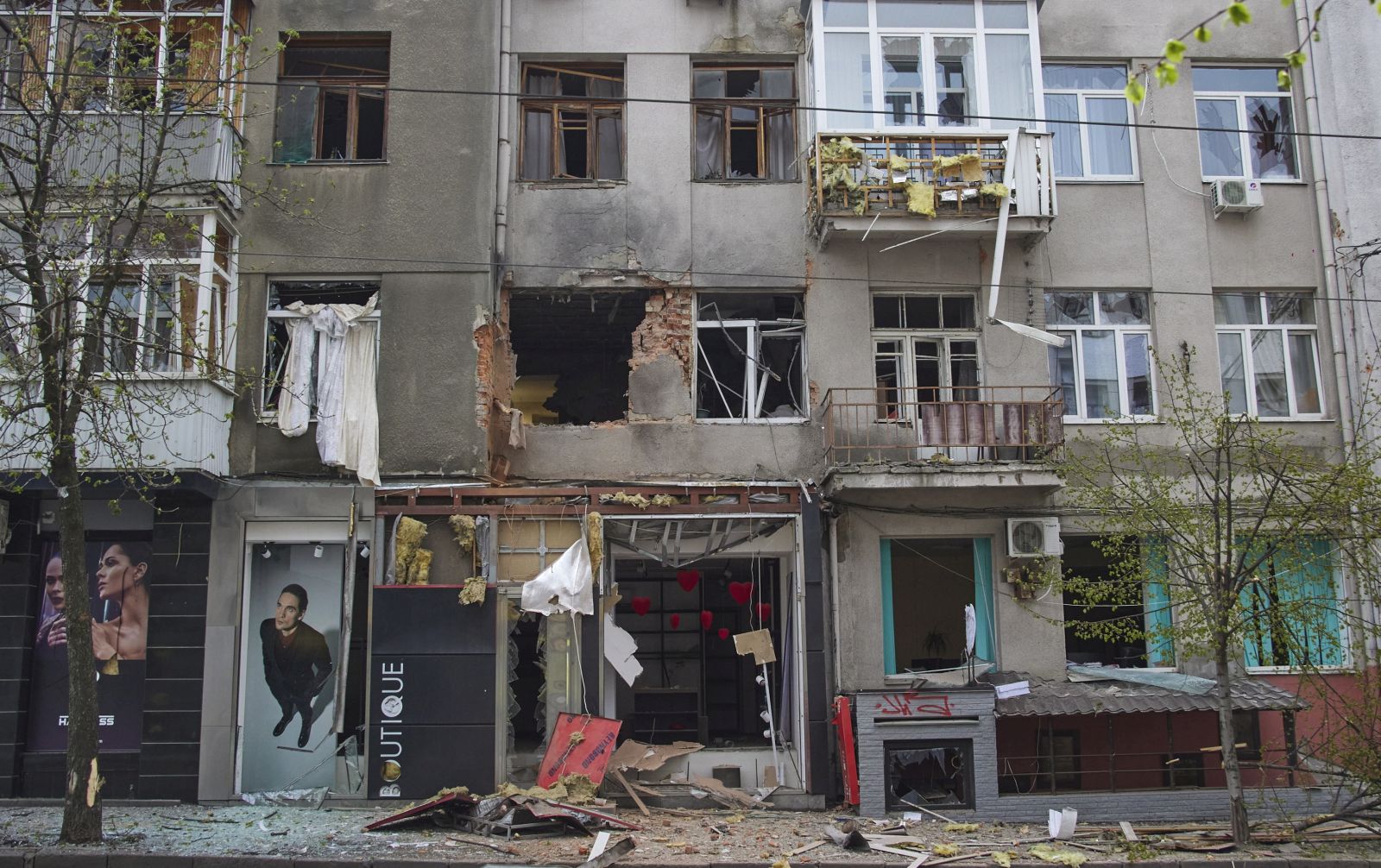 epa09894782 A damaged building in the aftermath of a shelling in Kharkiv, Ukraine, 17 April 2022. Kharkiv and its surrounding areas have been heavily shelled by Russian forces since the invasion of Ukraine began on 24 February.  EPA/SERGEY KOZLOV
