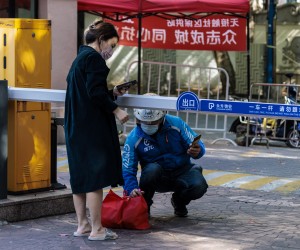 epa09895611 A woman under quarantine receives delivery in a residential community under lockdown in Shanghai, China, 18 April 2022. On 18 April 2022, in Shanghai city, there were 2.417  new locally transmitted COVID-19 cases and 19.831 local asymptomatic infections, and new local fatalities, according to the Shanghai Health Commission. On 1 April 2022, the city went into the general lockdown for 4 days. Those 4 days turned into 18 days and counting. Some of the residential buildings got released, however, the majority is still locked. Most delivery services are blocked off, leading people to fight against hunger with lack of possibility to buy groceries, and get medical care for non-Covid related diseases.  EPA/ALEX PLAVEVSKI