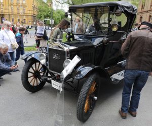 Zagreb, 18.04.2022 - Izložba oldtimera ispred HNK Zagreb, koja se zbog pandemije i epidemioloških mjera nije državala zadnje dvije godine. 
foto HINA/ Admir BULJUBAŠIĆ/ abu