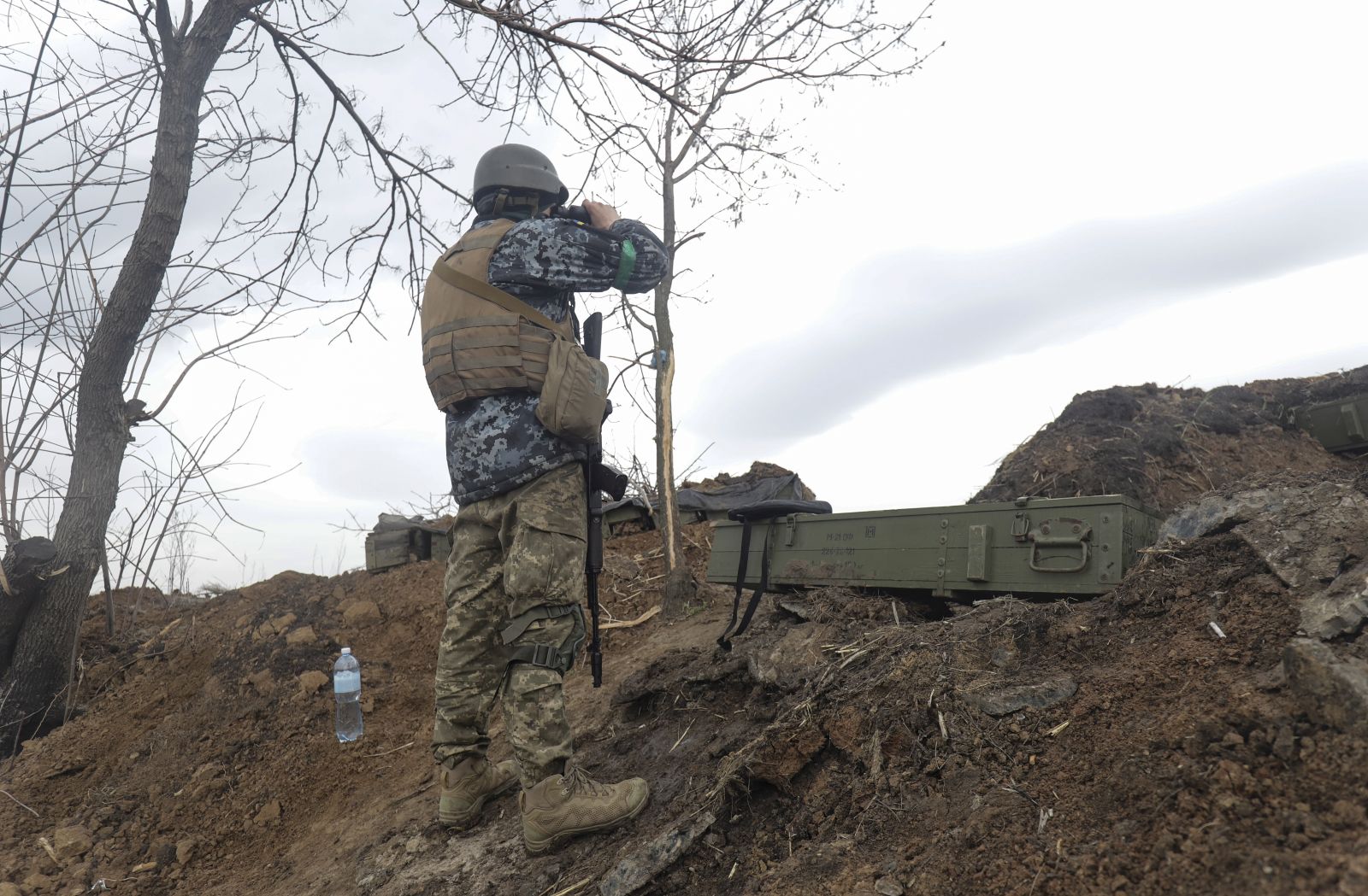 epa09896209 A Ukrainian serviceman takes a position in a zone between Luhansk and Donetsk areas, Ukraine, 18 April 2022, amid increasing Russian troops activity. Russian troops entered Ukraine on 24 February resulting in fighting and destruction in the country and triggering a series of severe economic sanctions on Russia by Western countries.  EPA/STR