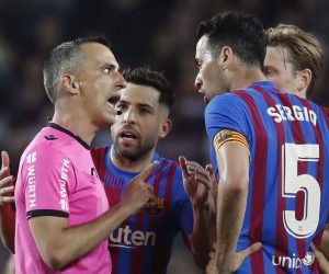 epa09896379 Barcelona's players Jordi Alba (L), Sergio Busquets (2-R) and Frenkie De Jong (R) protest to the referee Jaime Latre (L) during the Spanish LaLiga soccer match between FC Barcelona and Cadiz CF at Camp Nou stadium in Barcelona, Catalonia, Spain, 18 April 2022.  EPA/Andreu Dalmau