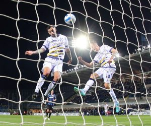 epa09896389 Hellas Verona's Federico Ceccherini (L) scores the opening goal during the Italian Serie A soccer match Atalanta BC vs Hellas Verona FC at Gewiss Stadium in Bergamo, Italy, 18 April 2022.  EPA/PAOLO MAGNI