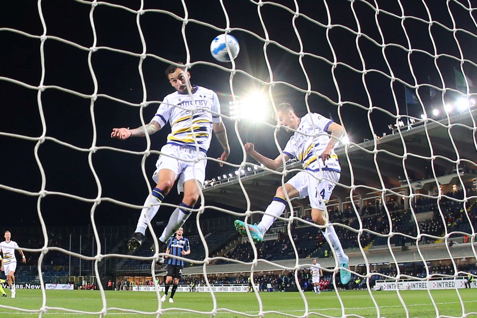 epa09896389 Hellas Verona's Federico Ceccherini (L) scores the opening goal during the Italian Serie A soccer match Atalanta BC vs Hellas Verona FC at Gewiss Stadium in Bergamo, Italy, 18 April 2022.  EPA/PAOLO MAGNI