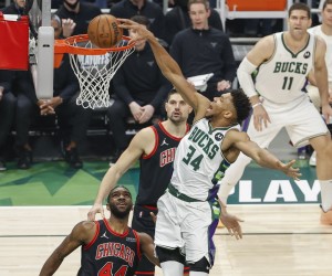 epa09899936 Milwaukee Bucks forward Giannis Antetokounmpo (C-R) dunks the ball against the Chicago Bulls during the first half of game two of round one of the NBA Eastern Conference playoffs between the Chicago Bulls and the Milwaukee Bucks at Fiserv Forum in Milwaukee, Wisconsin, USA, 20 April 2022.  EPA/KAMIL KRZACZYNSKI SHUTTERSTOCK OUT