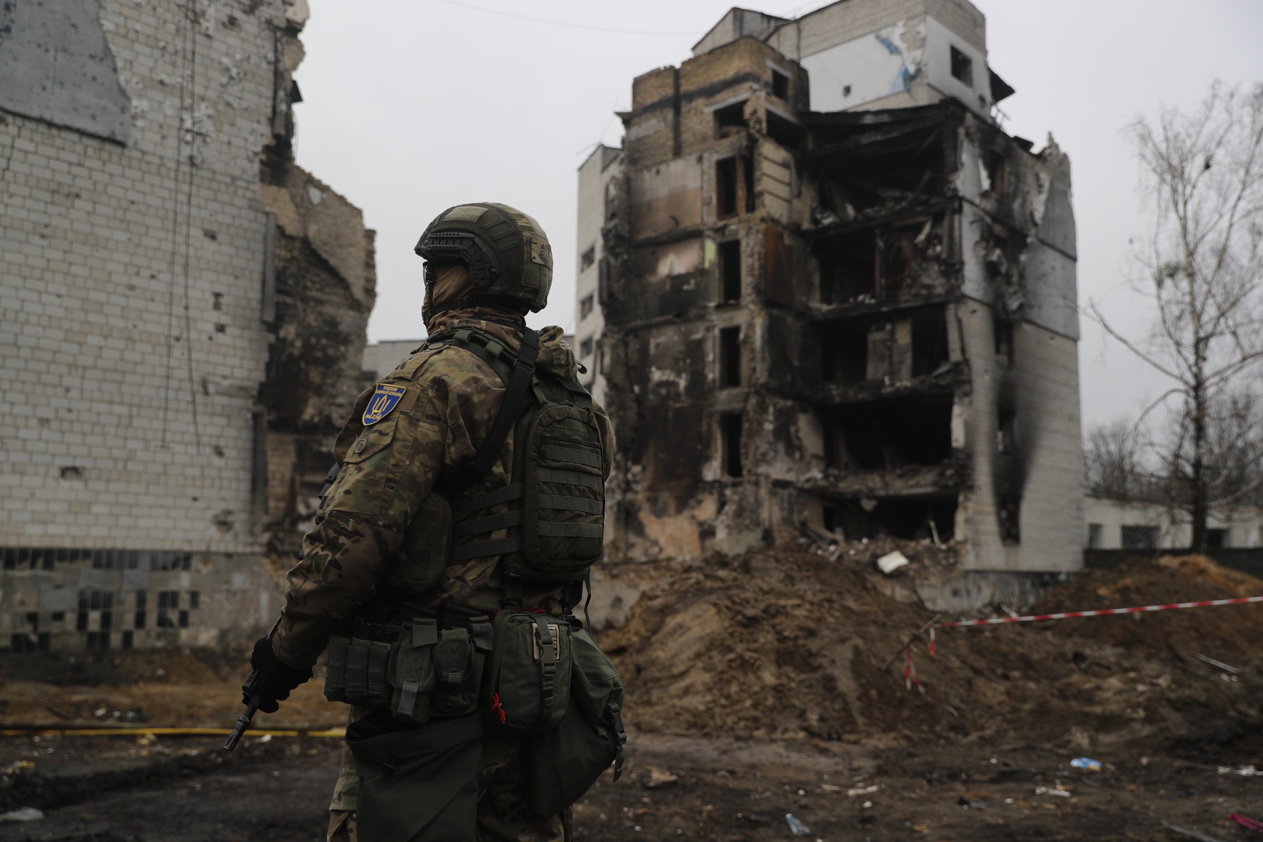 epa09900370 A Ukrainian soldier stands guard as Spanish Prime Minister, Pedro Sanchez (unseen), and Danish counterpart, Mette Frederiksen (unseen), visit the city of Borodyanka, in Ukraine, 21 April 2022. Spanish Prime Minister, Pedro Sanchez, and his Danish counterpart, Mette Frederiksen, are visiting the country to show their support to Ukrainian President, Volodimir Zelenski, amid the Russia's invasion of the country.  EPA/MIGUEL GUTIERREZ