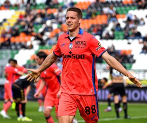 epa09904309 Atalanta's Mario Pasalic celebrates after scoring the 1-0 lead during the Italian Serie A soccer match between Venezia FC and Atalanta Bergamo in Venice, Italy, 23 April 2022.  EPA/ALESSIO MARINI