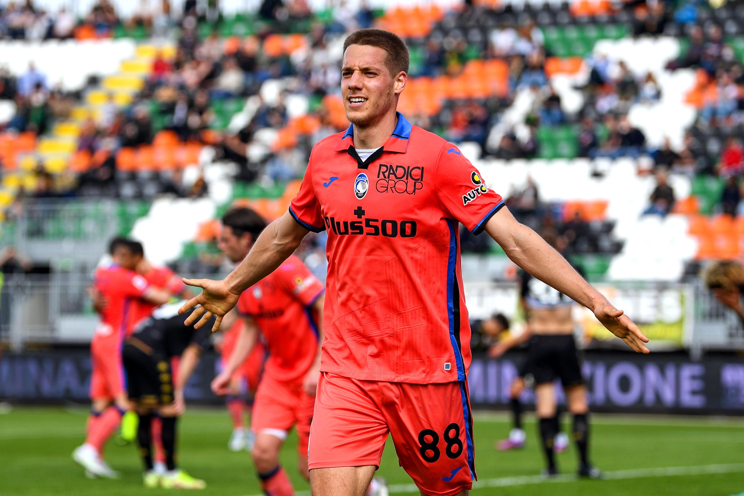 epa09904309 Atalanta's Mario Pasalic celebrates after scoring the 1-0 lead during the Italian Serie A soccer match between Venezia FC and Atalanta Bergamo in Venice, Italy, 23 April 2022.  EPA/ALESSIO MARINI