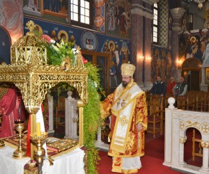 Karlovac, 24.4.2022.- Vjernici Gornjokarlovaèke eparhije Srpske pravoslavne crkve proslavili su Uskrs sveèanom liturgijom, koju je u sabornom hramu Svetog Nikolaja Mirlikijskog u Karlovcu vodio episkop Gerasim. 
foto HINA/ Mladen VOLARIÆ/ ua