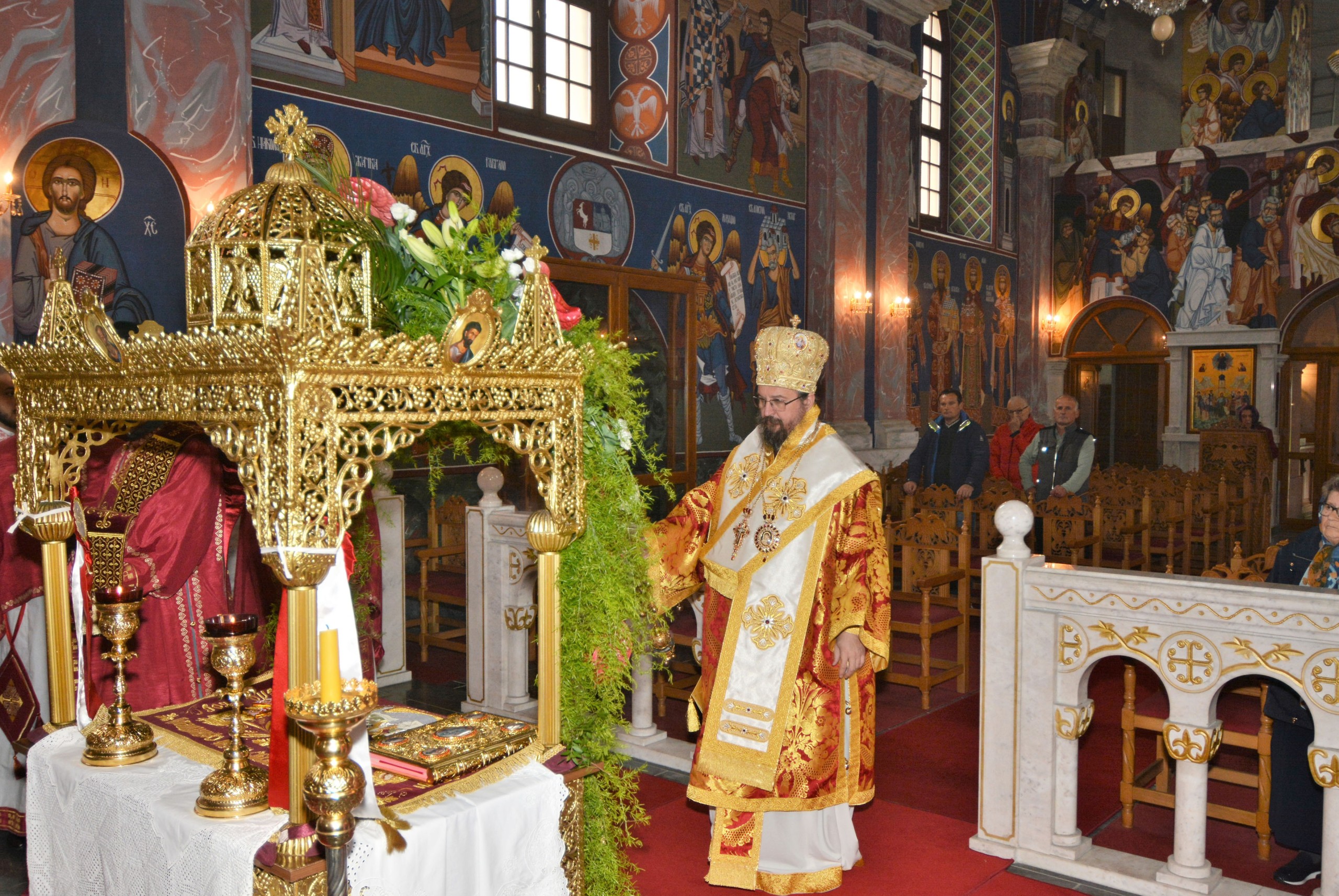 Karlovac, 24.4.2022.- Vjernici Gornjokarlovaèke eparhije Srpske pravoslavne crkve proslavili su Uskrs sveèanom liturgijom, koju je u sabornom hramu Svetog Nikolaja Mirlikijskog u Karlovcu vodio episkop Gerasim. 
foto HINA/ Mladen VOLARIÆ/ ua