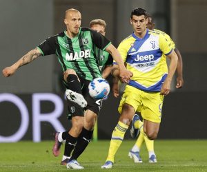 epa09909033 Sassuolo's Vlad Chiriches (L) and Juventus' Alvaro Morata (R) in action during the Italian Serie A soccer match between US Sassuolo Calcio and Juventus FC in Reggio Emilia, Italy, 25 April 2022.  EPA/SERENA CAMPANINI