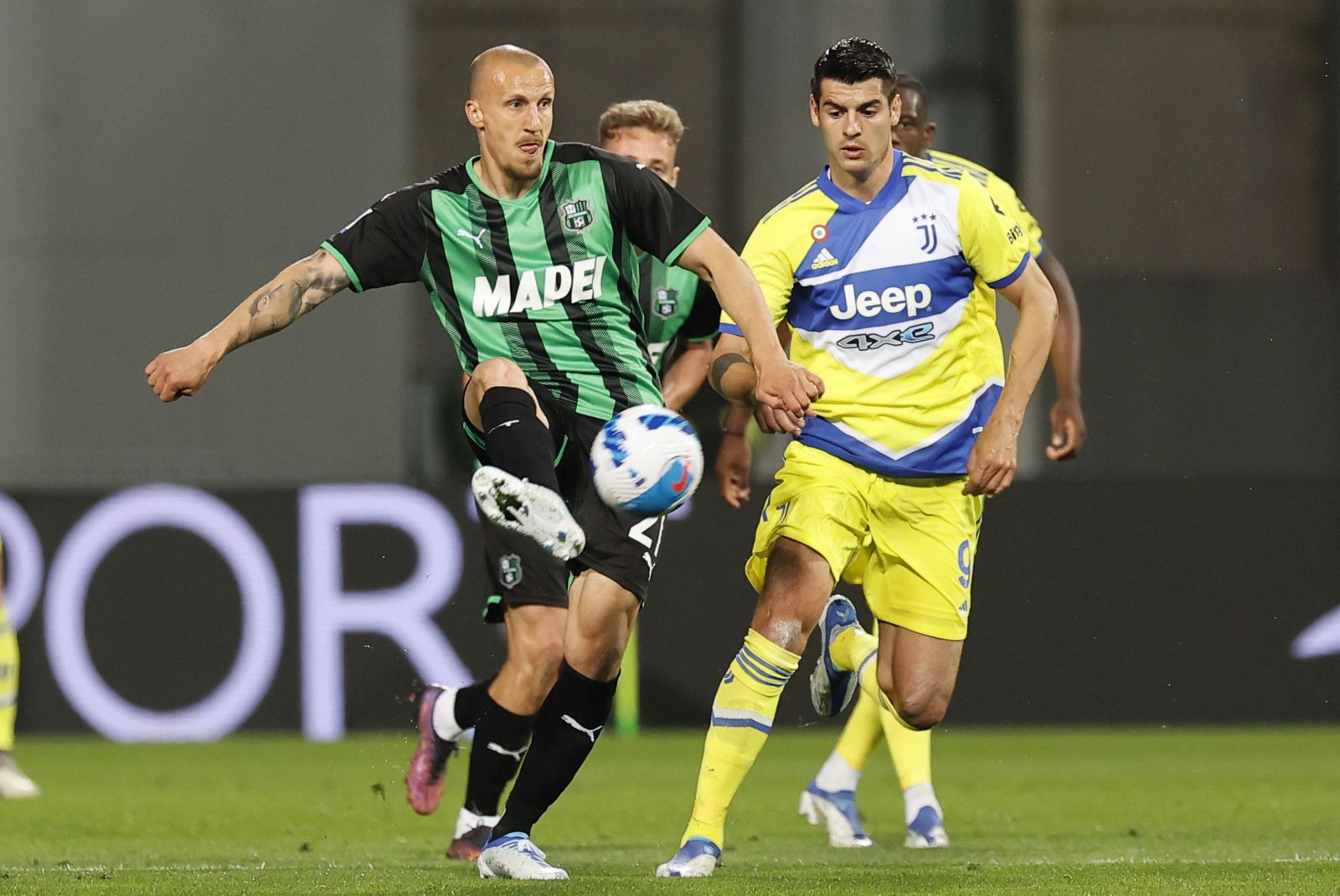epa09909033 Sassuolo's Vlad Chiriches (L) and Juventus' Alvaro Morata (R) in action during the Italian Serie A soccer match between US Sassuolo Calcio and Juventus FC in Reggio Emilia, Italy, 25 April 2022.  EPA/SERENA CAMPANINI