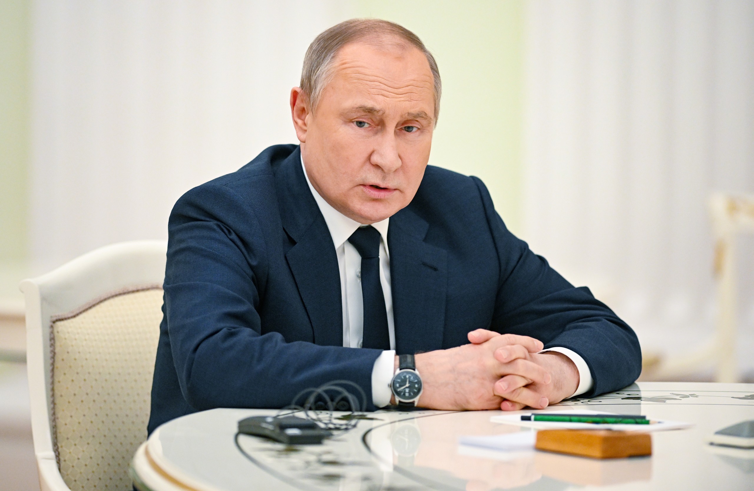 epa09910633 Russian President Vladimir Putin attends a meeting with UN Secretary-General Antonio Guterres (not pictured) in the Kremlin in Moscow, Russia, 26 April 2022. UN Secretary-General is on a working visit in Moscow.  EPA/VLADIMIR ASTAPKOVICH / KREMLIN POOL / SPUTNIK MANDATORY CREDIT