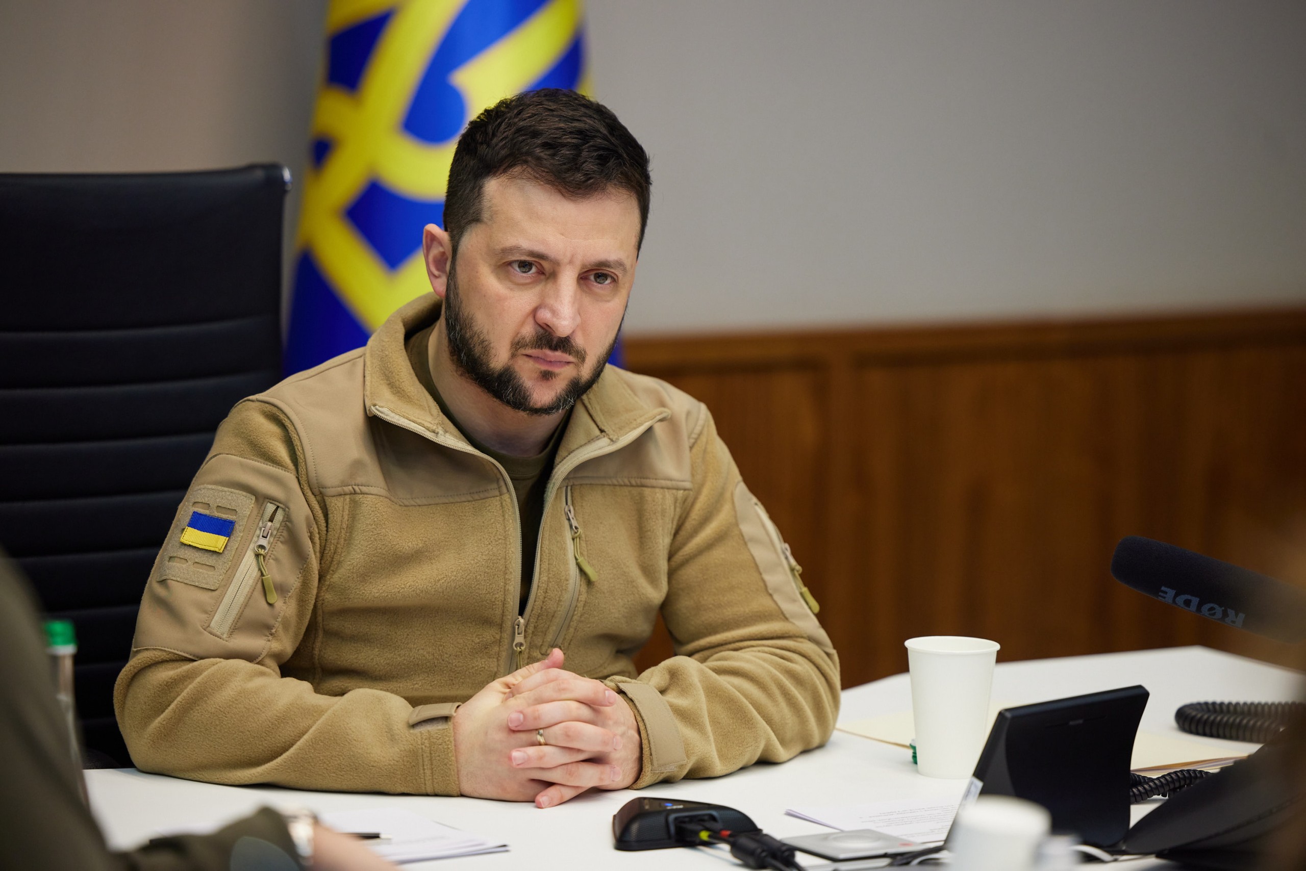 epa09912699 A handout photo made available by the Ukrainian Presidential Press Service shows Ukrainian President Volodymyr Zelensky during a meeting with his cabinet and visiting parliamentary delegations, among them from Switzerland, Romania and North Macedonia in the in the parliament building in Kyiv (Kiev), Ukraine, on 27 April 2022.  EPA/UKRANIAN PRESIDENTIAL PRESS SERVICE HANDOUT  HANDOUT EDITORIAL USE ONLY/NO SALES