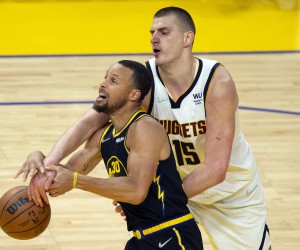 epa09913586 Golden State Warriors guard Stephen Curry (L) is fouled by Denver Nuggets center Nikola Jokic (R) as he drives to the basket during the third quarter of game 5 of the NBA round one Western Conference playoffs between the Denver Nuggets and Golden State Warriors at Chase Center in San Francisco, California, USA, 27 April 2022.  EPA/D. ROSS CAMERON SHUTTERSTOCK OUT