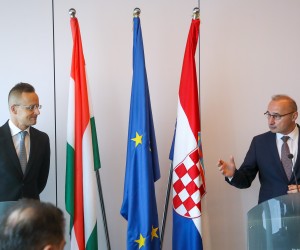 Zagreb, 28.04.2022 - Ministar vanjskih i europskih poslova Gordan Grlić Radman sastao se s mađarskim kolegom Peterom Szijjartom u VIP salonu Međunarodne zračne luke Zagreb - Franjo Tuđman. Na slici Gordan Grlić Radma i Peter Szijjarto dali su izjavu za medije
foto HINA/ Damir SENČAR/ ds