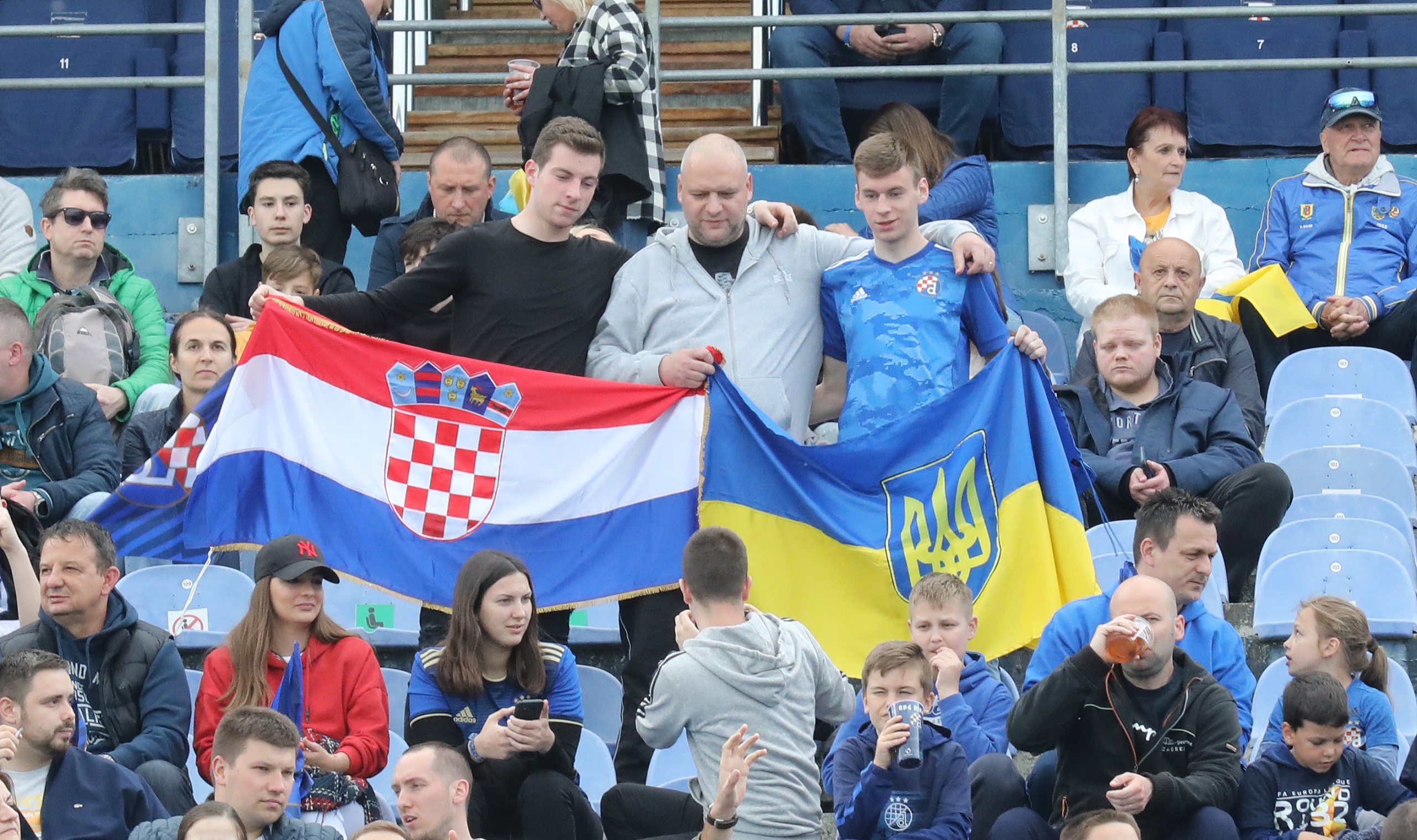 Zagreb, 28.4.2022.- Humanitarna prijateljska nogometna utakmica između zagrebačkog Dinama i Dinama iz Kijeva na stadionu Maksimir. 
foto HINA/ Admir BULJUBAŠIĆ/ abu