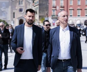 02.04.2022., Split - Ivica Puljak i Bojan Ivosevic u razgovoru s gradanima na Rivi. Photo: Miroslav Lelas/PIXSELL