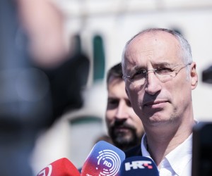 02.04.2022., Split - Ivica Puljak u razgovoru s gradjanima na Rivi.   Photo: Miroslav Lelas/PIXSELL