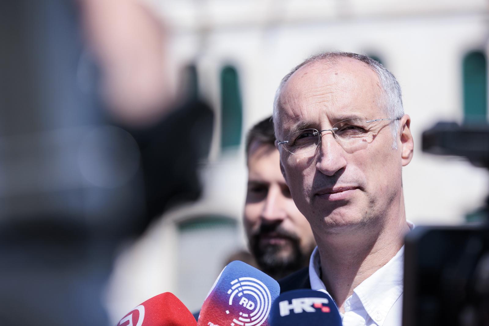 02.04.2022., Split - Ivica Puljak u razgovoru s gradjanima na Rivi.   Photo: Miroslav Lelas/PIXSELL