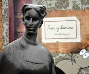 03.12.2020., Slavonski Brod -  Skulpture likova iz bajki omiljene djecje spisateljice Ivane Brlic-Mazuranic dio su projekta "Brod-grad iz bajki". Do sada je postavljen dio predvidjenih skulptura i to skulptura "Potjeha", akademske kiparice Ljubice Buble Dragojevic na Setalistu brace Radic i skulptura "Lutonjica Toporko i djed Neumijka" akademskog kipara Nikole Vrljica u parku pokraj Strojarskog fakulteta. Upravo ovih dana u parku pokrajj kazalisne dvorane biti ce postavljena skulptura "Bratac Jaglenac i sestrica Rutvica" - sukob Relje i Zmaja Ognjenog.rPhoto: Ivica Galovic/PIXSELL