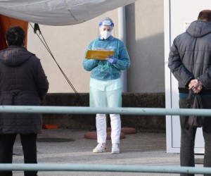 04.04.2022., Sibenik - Broj zarazenih od koronavirusa u Republici Hrvatskoj  je u padu pa su i redovi za testiranje znatno manji nego sto je to bilo prije nekoliko mjeseci. Photo: Hrvoje Jelavic/PIXSELL