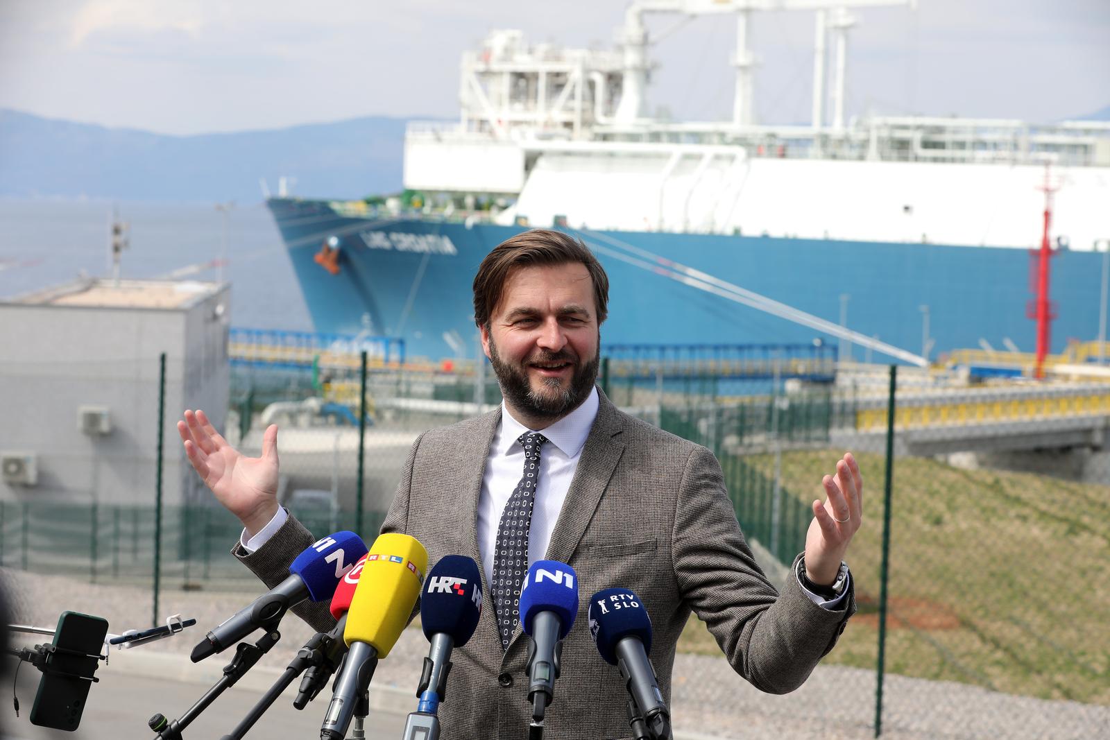 04.04.2022., Omisalj - Ministar gospodarstva i odrzivog razvoja RH Tomislav Coric i slovenski ministar infrastrukture Jernej Vrtovec posjetili su LNG terminal te dali izjave nakon obilaska terminala. Photo: Goran Kovacic/PIXSELL