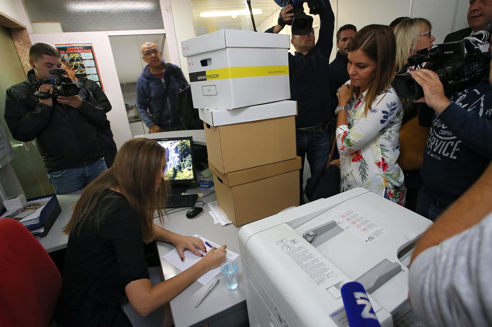 04.09.2017., Zagreb - Predstavnici 10 banaka predali su zahtjeve Agenciji za pravni promet (APN) svojih klijenata za subvencionirane stambene kredite. Photo: Jurica Galoic/PIXSELL