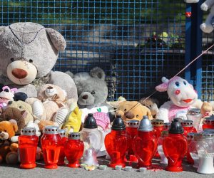 05.04.2021., Zagreb - Ispred djecje bolnice u Klaicevoj gradjani na ogradi ostavljavljaju poruke i igracke i pale svijece za umrlu djevojcicurrPhoto: Luka Stanzl/PIXSELL