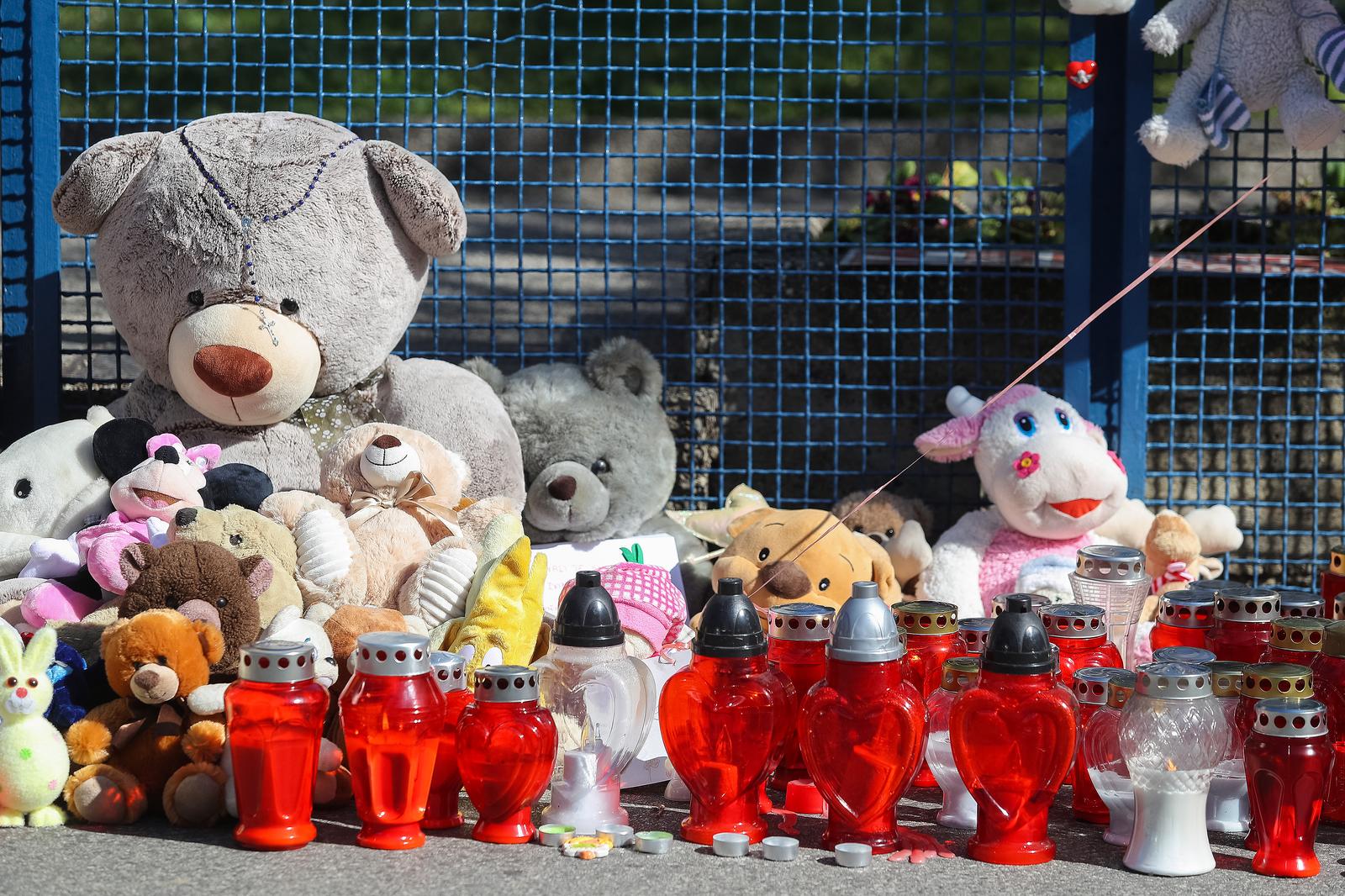 05.04.2021., Zagreb - Ispred djecje bolnice u Klaicevoj gradjani na ogradi ostavljavljaju poruke i igracke i pale svijece za umrlu djevojcicurrPhoto: Luka Stanzl/PIXSELL