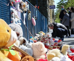 05.04.2021., Zagreb -Dirljive poruke, svijece i igracke na ogradi bolnice u Klaicevoj za preminulu djevojcicu."n Photo: Emica Elvedji/PIXSELL