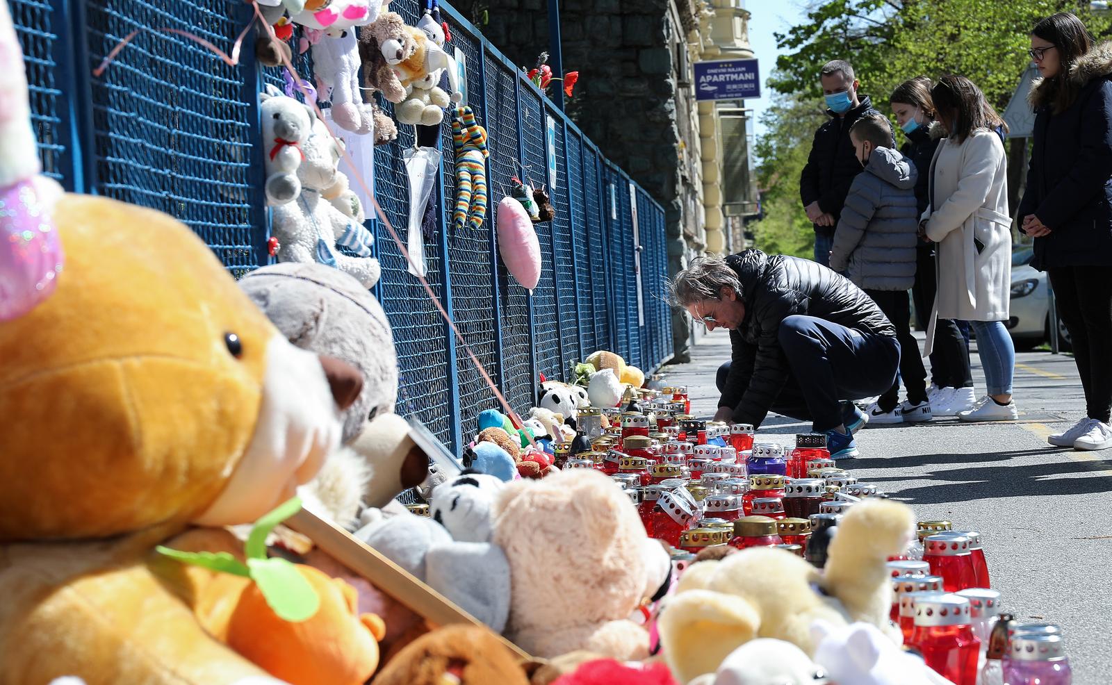 05.04.2021., Zagreb -Dirljive poruke, svijece i igracke na ogradi bolnice u Klaicevoj za preminulu djevojcicu."n Photo: Emica Elvedji/PIXSELL