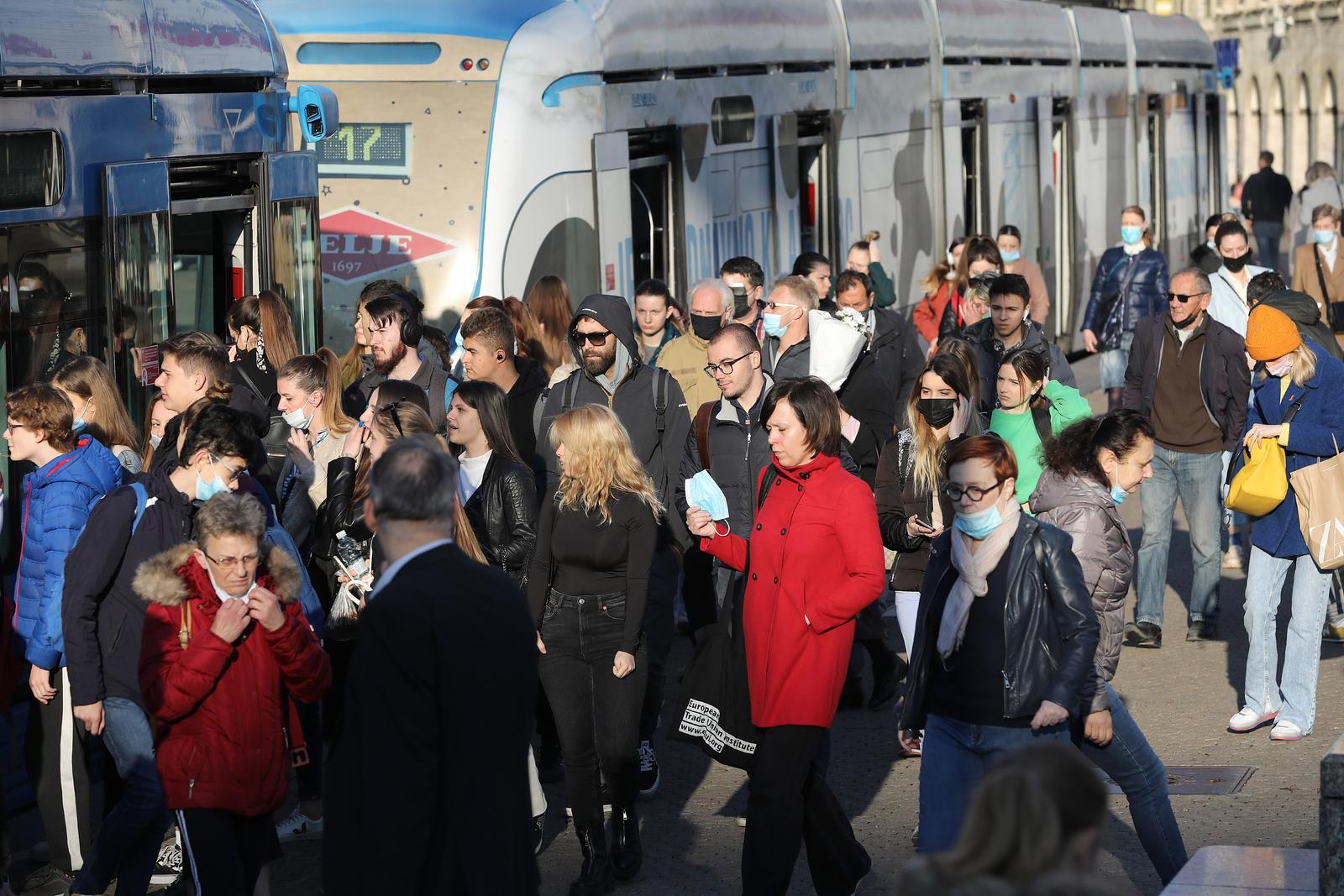 06.04.2022., Zagreb - Prema nesluzbenim najavama Krizni stozer bi od Uskrsa trebao ukinuti vecinu mjera za suzbijanje pandemije koronavirusa. Covid potvrde ostale bi samo za medicinske i ustanove socijalne skrbi, ukida se testiranje ucenika, ugostitelji bi mogli raditi punim kapacitetom, a na vecini mjesta, osim javnog prijevoza i trgovina, maske bi bile samo preporuka.
 Photo: Patrik Macek/PIXSELL