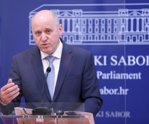 06.04.2022., Zagreb - Na konferenciji za medije kluba zastupnika HDZ-a o temi: "Oporba i referendumska pitanja gradjanskih inicijativa „Dosta je stozerokracije“ i „Odlucujmo zajedno“" govorio je zastupnik Branko Bacic. Photo: Patrik Macek/PIXSELL