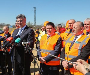 06.04..2022.,Sisak - Predsjednik Vlade RH Andrej Plenkovic posjetio je Sisacko-moslavacku zupaniju te obisao gradiliste novog mosta preko rijeke Odre te radove na trasi Autoceste A11  dionice Lekenik-Sisak Photo: Zeljko Hladika/PIXSELL