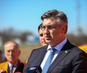 06.04..2022.,Sisak - Predsjednik Vlade RH Andrej Plenkovic posjetio je Sisacko-moslavacku zupaniju te obisao gradiliste novog mosta preko rijeke Odre te radove na trasi Autoceste A11  dionice Lekenik-Sisak Photo: Zeljko Hladika/PIXSELL