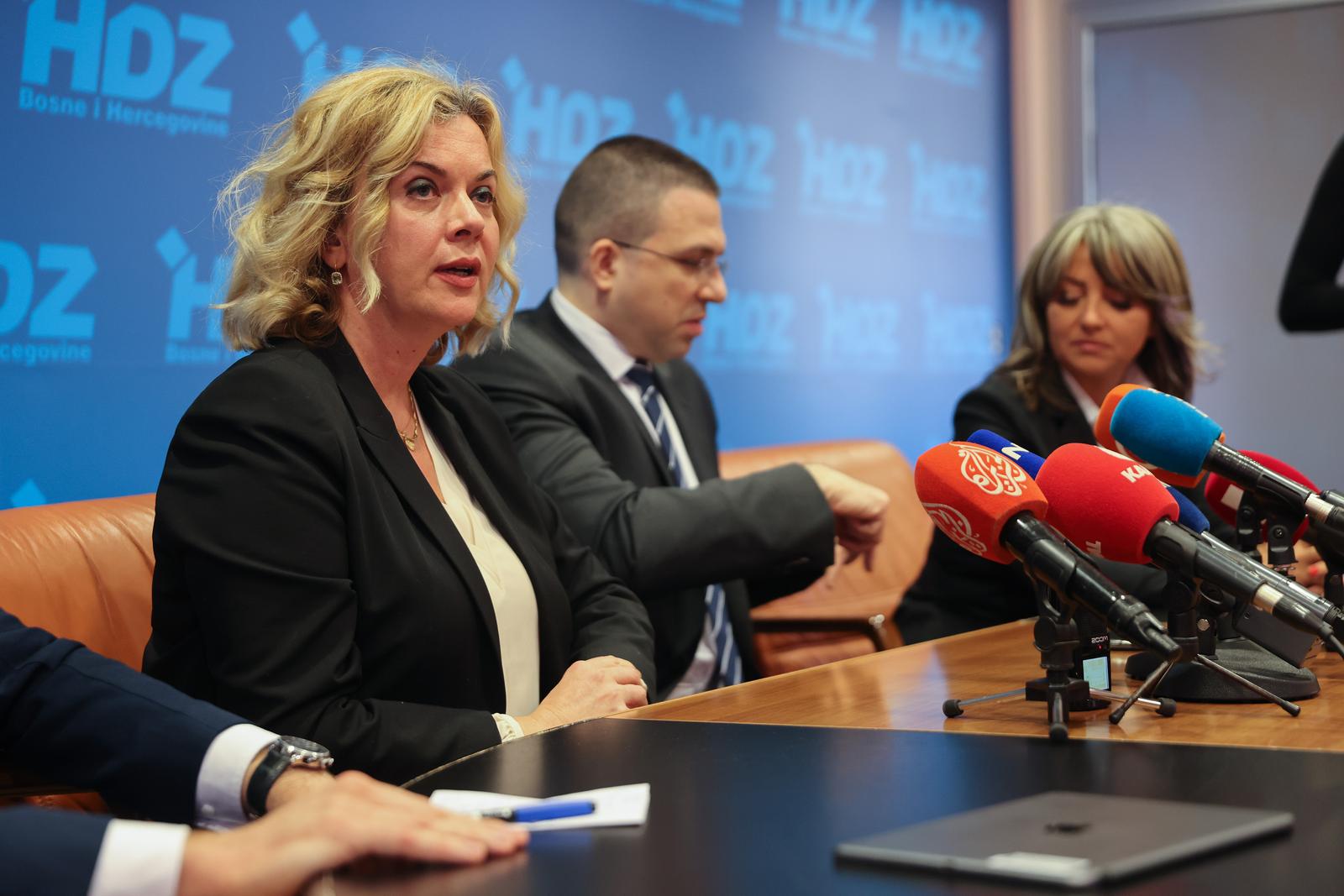 07.01.2022., Mostar - Zastupnici iz Hrvatske u Europskom parlamentu, Zeljana Zovko, Suncana Glavak, Karlo Ressler i Tomislav Sokol odrzali konferenciju za medije u zgradi HDZ-a Bosne i Hercegovine gdje su prisustvovali sjednici predsjednistva HNS-a. Photo: Denis Kapetanovic/PIXSELL