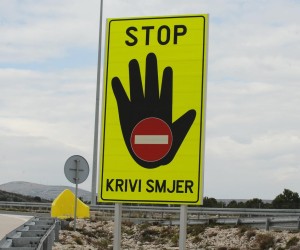 07.03.2014., Sibenik - Zbog dojave o ulasku automobila u krvi smjer ne relaciji Vrpolje - Sibenik zatvoren je bio ulaz na autocestu, a policija je tragala za nesavjesnim vozacem.rPhoto: Hrvoje Jelavic/PIXSELL