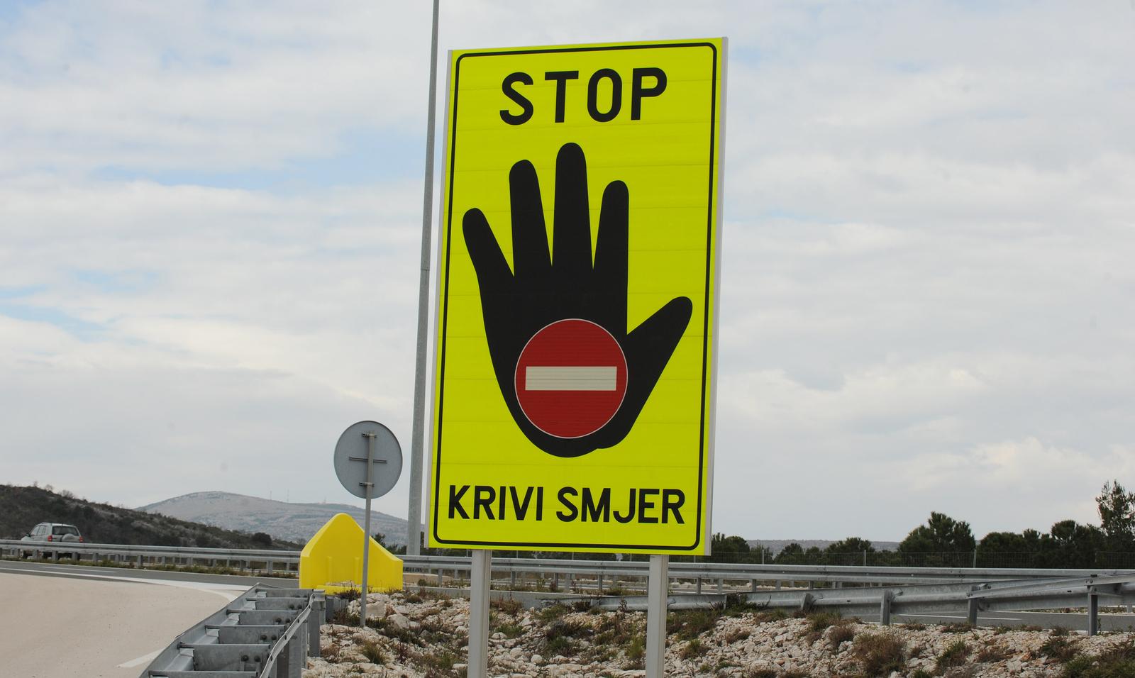 07.03.2014., Sibenik - Zbog dojave o ulasku automobila u krvi smjer ne relaciji Vrpolje - Sibenik zatvoren je bio ulaz na autocestu, a policija je tragala za nesavjesnim vozacem.rPhoto: Hrvoje Jelavic/PIXSELL