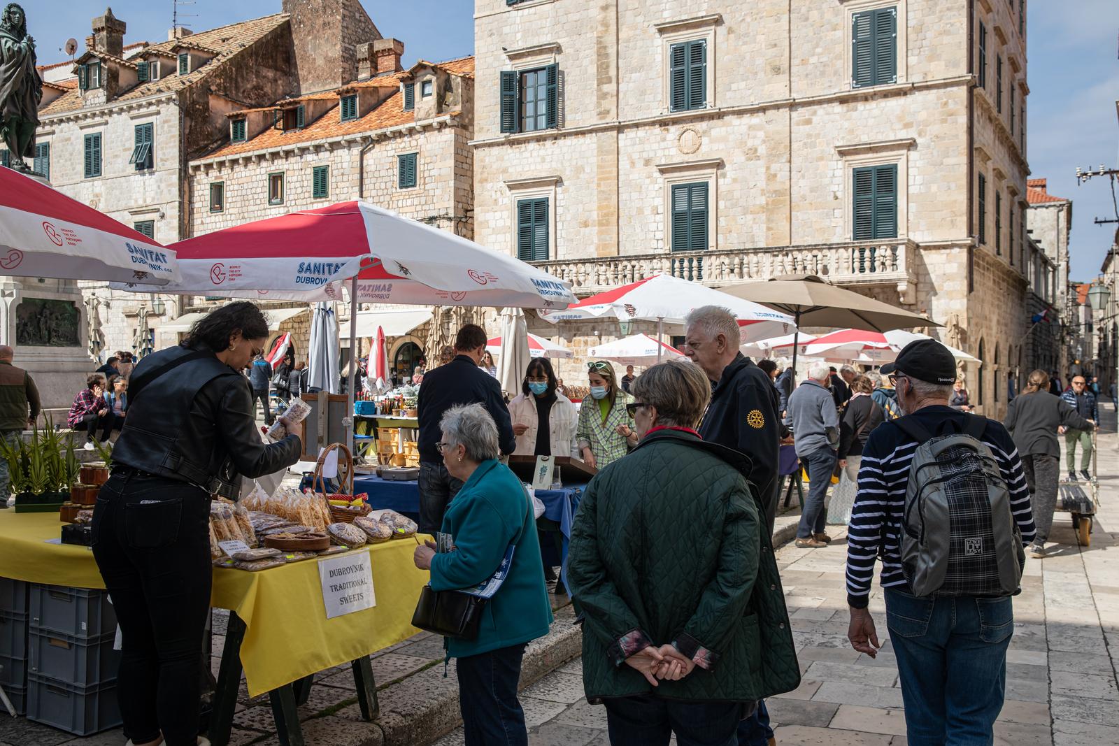 08.04.2022., Stara gradska jezgra, Dubrovnik - Sad se sa sigurnoscu moze reci da je sezona u Dubrovniku pocela. Svi objekti rade i svakim danom grad je sve puniji. Photo: Grgo Jelavic/PIXSELL