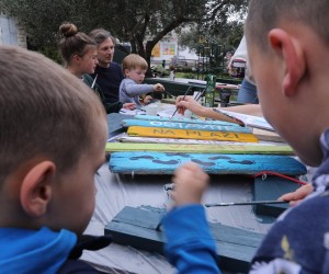 09.04.2022.,Split, Slatine - Udruga za zastitu kulturne i prirodne bastine u parku Miljenka Smoje  odrzala  akciju bojanja i uredjenja znakova obavijesti za domace i strane turiste.  Photo: Ivo Cagalj/PIXSELL