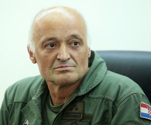 09.07.2014., Zagreb - Konferencija za medije Ministarstva obrane RH povodom medijskih napisa o remontu borbenih zrakoplova MiG-21 pristiglih iz ukrajinskog remontnog zavoda u Odesi. Glavni probni pilot HRZ-a, legendarni brigadir Ivan Selak prilikom probnog leta s jednim od MiG-ova , onog s brojem 134 popeo se na 13 km visine i potom poceo probijati zvucni zid pri cemu mu se ugasio motor MiG-a te je poceo padati da bi ipak uspio upaliti motor na 6 km visine i uspjesno prizemljiti avion. Brigadir Ivan Selak.rPhoto: Goran Stanzl/PIXSELL