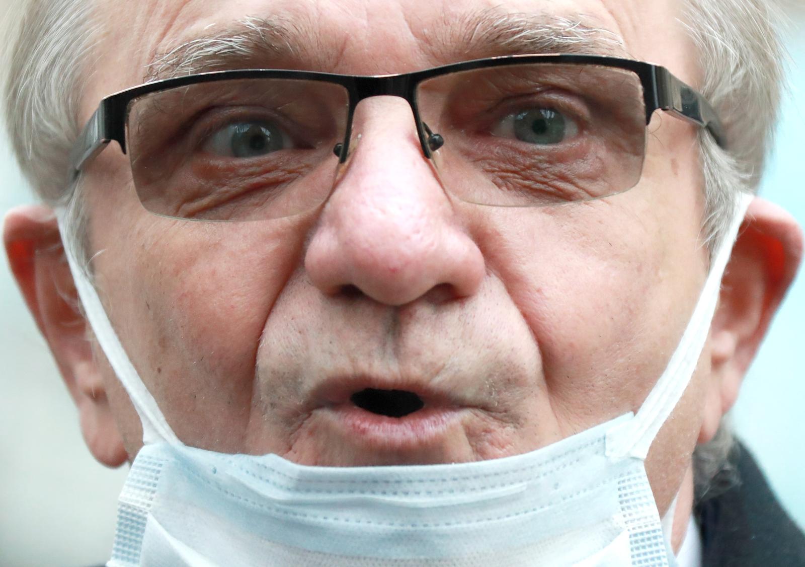 09.11.2020., Zagreb - Branimir Glavas obratio se okupljenim medijima na temu: Otvoreno pismo Glavnoj drzavnoj odvjetnici Zlati Hrvoj Sipek koje je tom prilikom urudzbirao u DORH-u. Pismo se temelji na dugogodisnjem krsenju zakona i Ustava RH u radu DORH-a. Photo: Sanjin Strukic/PIXSELL