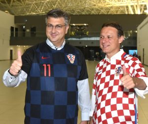 Zagreb: Andrej Plenković i Gordan Jandroković dobro raspoloženi odletjeli za Rusiju 11.07.2018., Zagreb - Odlazak navijaca u Moskvu na polufinalnu utakmicu nogometnog svjetskog prvenstva izmedju Hrvatske i Engleske. Andrej Plenkovic; Gordan JandrokovicrPhoto: Davor Visnjic/PIXSELL