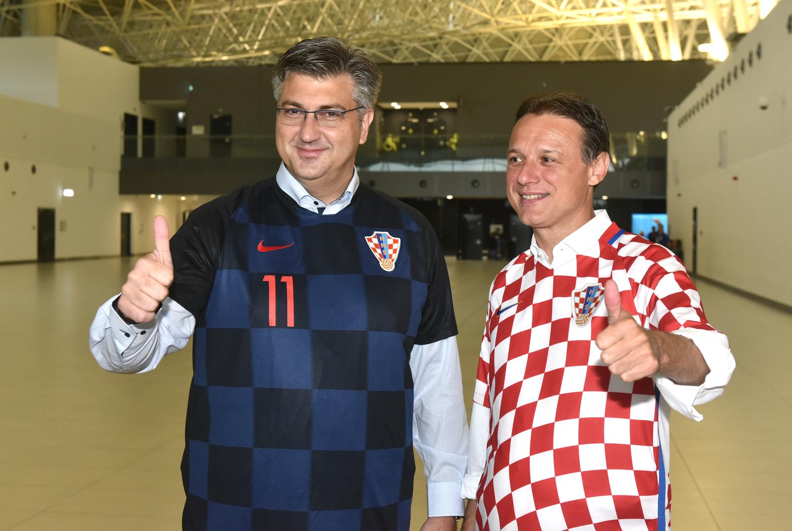Zagreb: Andrej Plenković i Gordan Jandroković dobro raspoloženi odletjeli za Rusiju 11.07.2018., Zagreb - Odlazak navijaca u Moskvu na polufinalnu utakmicu nogometnog svjetskog prvenstva izmedju Hrvatske i Engleske. Andrej Plenkovic; Gordan JandrokovicrPhoto: Davor Visnjic/PIXSELL