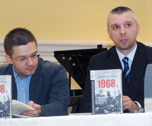 13.03.2012., Sisak - U prepunoj dvorani Glazbene skole Fran Lhotka promovirana je knjiga sisckog povjesnicara dr.sc.Hrvoja Klasica "Jugoslavija i svijet 1968."rPhoto: Nikola Cutuk/PIXSELL